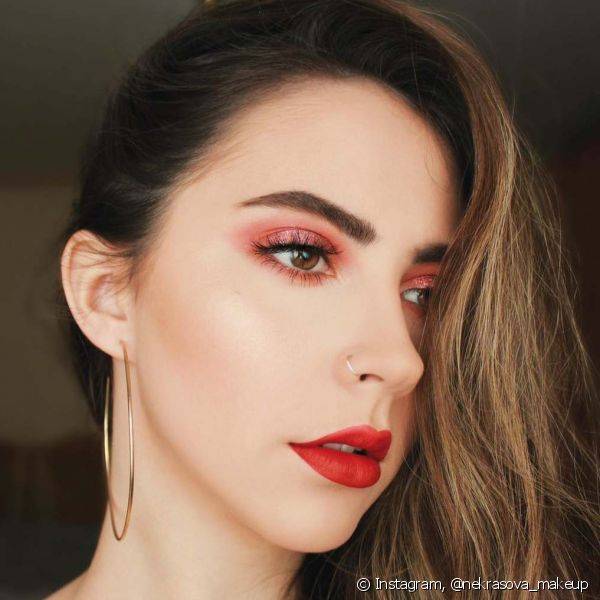 O batom vermelho ? um dos itens de maquiagem perfeitos para o Dia dos Namorados (Foto: Instagram @nekrasova_makeup)